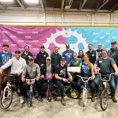 Group shot of our afternoon spent volunteering @fb4kmn 🚴🏼‍♀️ After a fun season of shredding, learning skills and networking, it feels…
